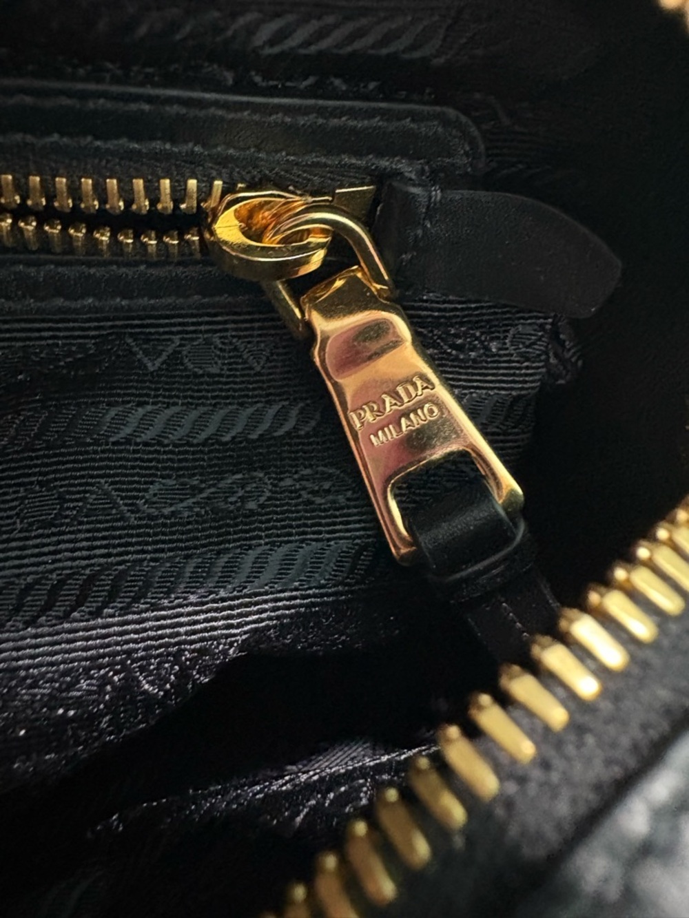 Authentic Prada black crossbody camera bag with cards - Picture 9 of 13